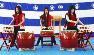 Женское японское барабанное шоу